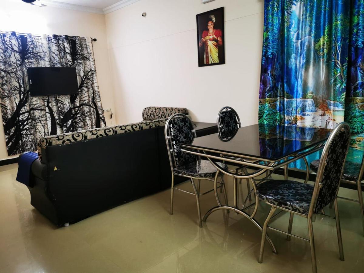 J2 Home Stay - Luxury Homes With Caravan Services 트리반드룸 외부 사진