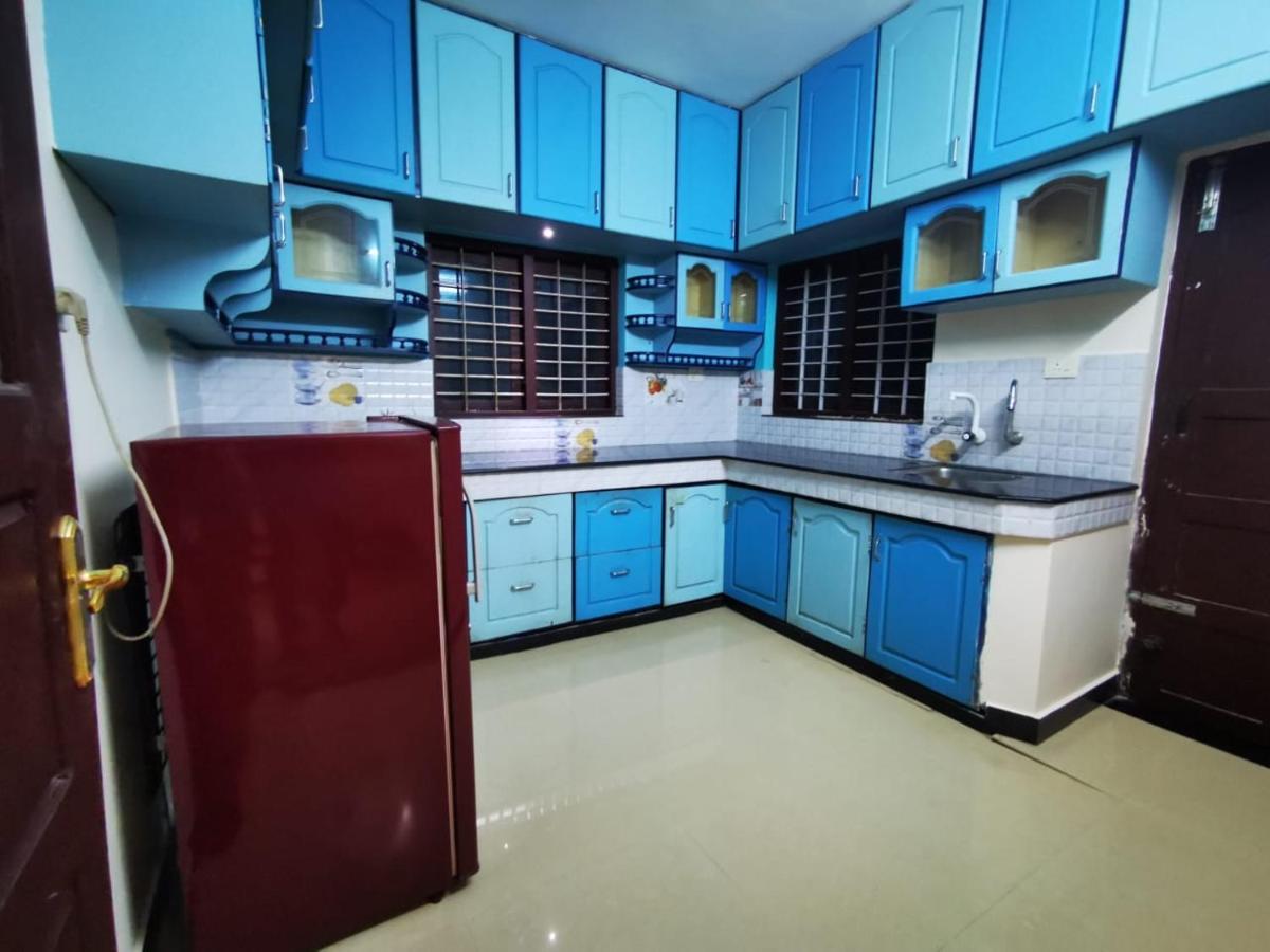 J2 Home Stay - Luxury Homes With Caravan Services 트리반드룸 외부 사진