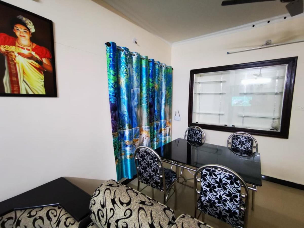 J2 Home Stay - Luxury Homes With Caravan Services 트리반드룸 외부 사진