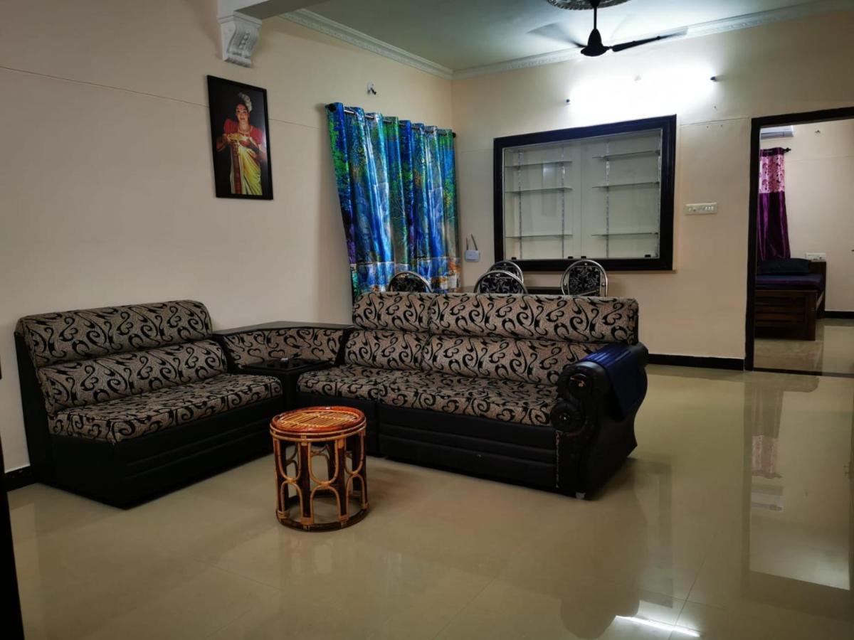 J2 Home Stay - Luxury Homes With Caravan Services 트리반드룸 외부 사진