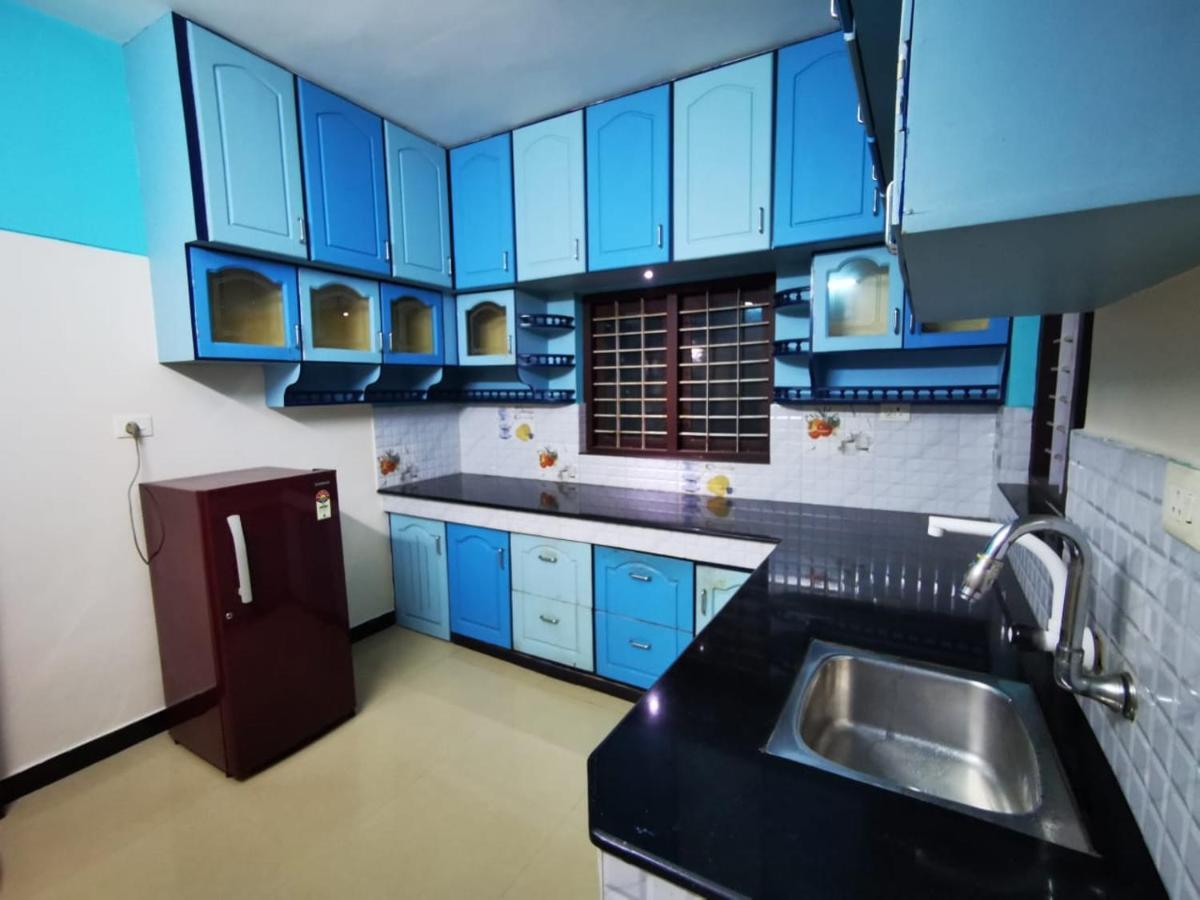 J2 Home Stay - Luxury Homes With Caravan Services 트리반드룸 외부 사진
