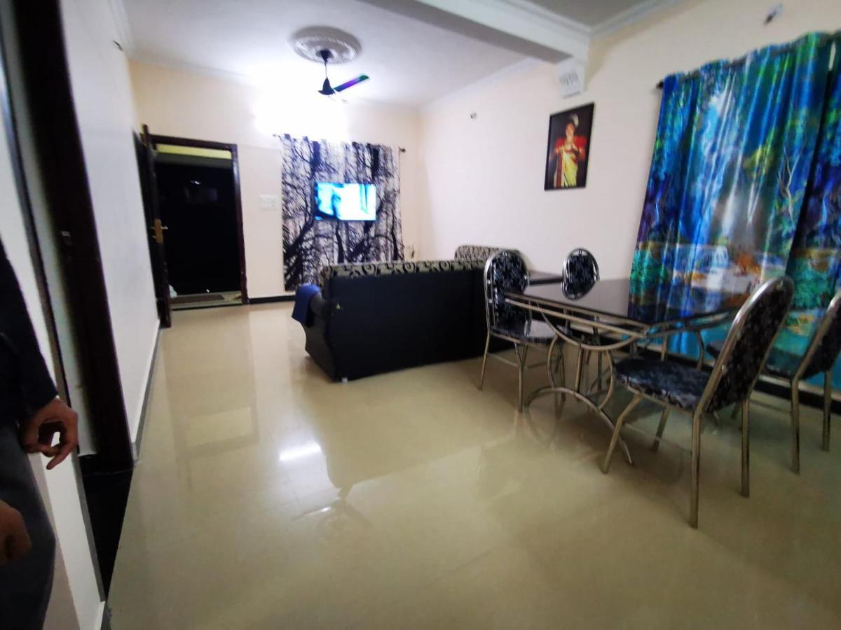 J2 Home Stay - Luxury Homes With Caravan Services 트리반드룸 외부 사진