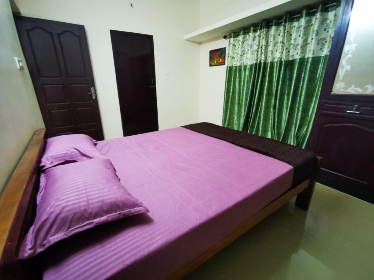 J2 Home Stay - Luxury Homes With Caravan Services 트리반드룸 외부 사진