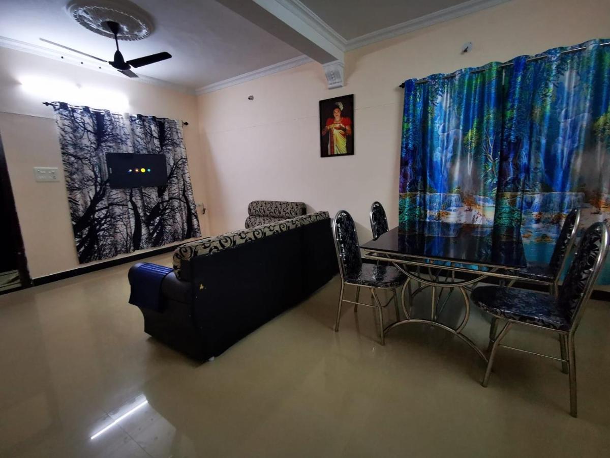 J2 Home Stay - Luxury Homes With Caravan Services 트리반드룸 외부 사진