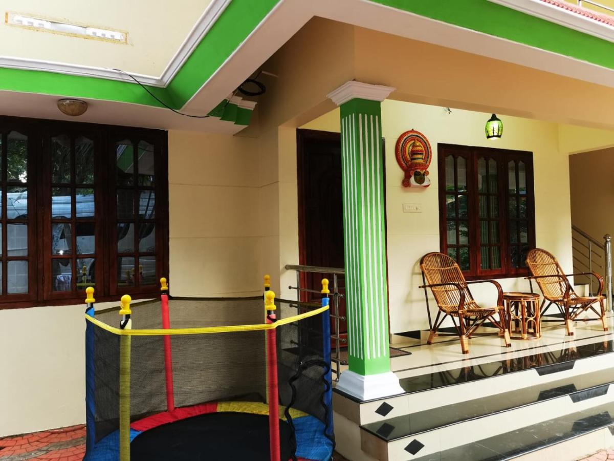 J2 Home Stay - Luxury Homes With Caravan Services 트리반드룸 외부 사진